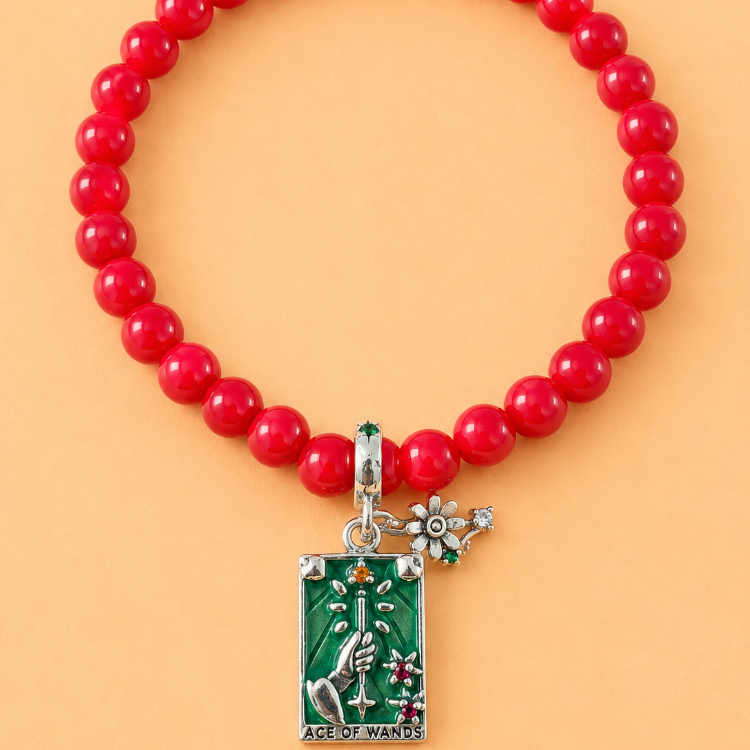 Bracelet en Corail avec pendentif Tarot – As de Bâtons (Vitalité, protection, créativité, inspiration)