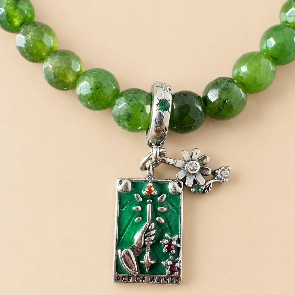 Bracelet en Jade avec pendentif Tarot – As de Bâtons (Prospérité, harmonie, motivation)