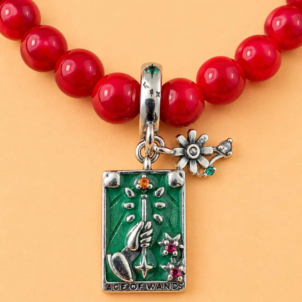 Bracelet en Corail avec pendentif Tarot – As de Bâtons (Vitalité, protection, créativité, inspiration)