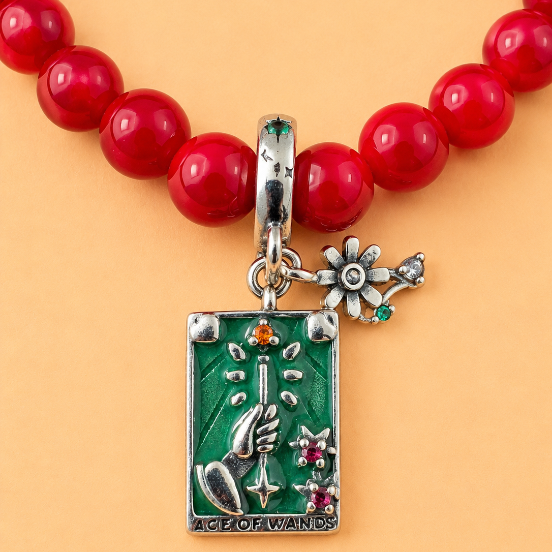 Bracelet en Corail avec pendentif Tarot – As de Bâtons (Vitalité, protection, créativité, inspiration)